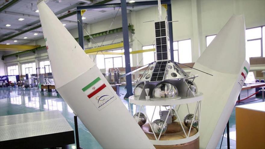 Exhiben partes integrantes del satélite de telecomunicaciones Nahid-1, de fabricación iraní.