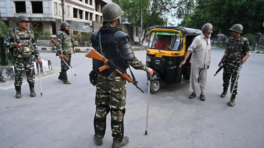 El personal de seguridad detiene a un hombre para interrogarlo en Srinagar, en la región de Cachemira, 12 de agosto de 2019. (Foto: AFP)