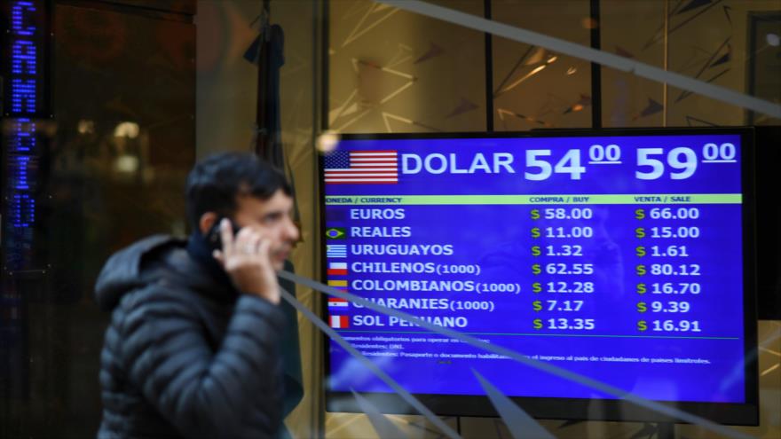 Los valores de cambio de divisas en el tablero de compra-venta de una casa de cambio en Buenos Aires, argentina, 13 de agosto de 2019. (Foto: AFP)