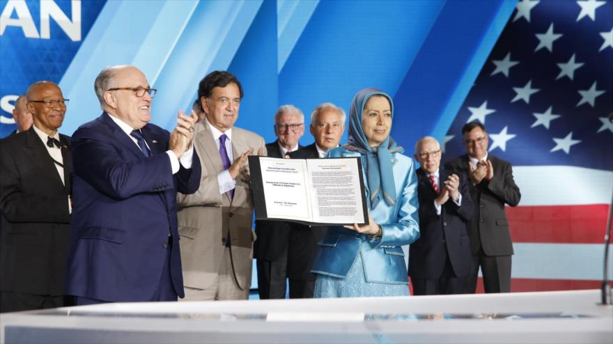 Rudy Giuliani, asesor del presidente de EE.UU., Donald Trump (1.º izq.), junto a Maryam Rayavi, cabecilla del grupo terrorista Muyahidín Jalq, 30 de junio de 2018.