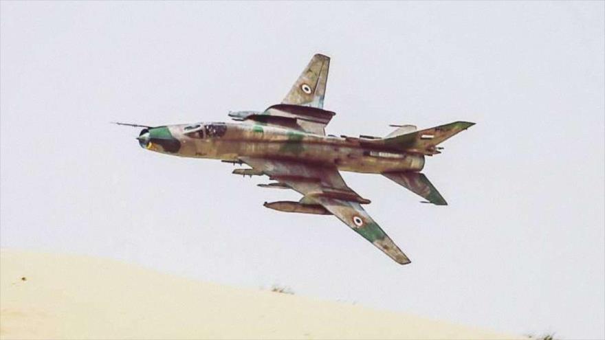 Un avión de combate del Ejército de Siria Sujoi Su-22, en pleno vuelo.