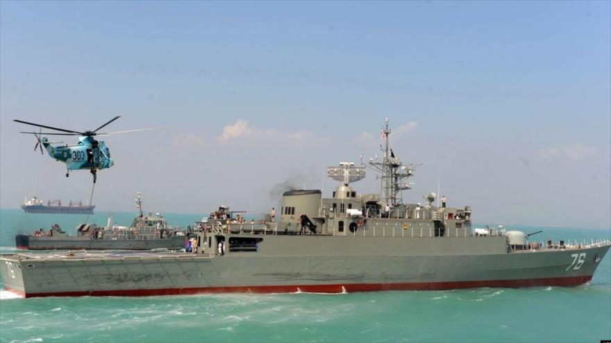 El destructor Yamaran, de la Armada iraní, interviene en una maniobra naval en el Golfo Pérsico.
