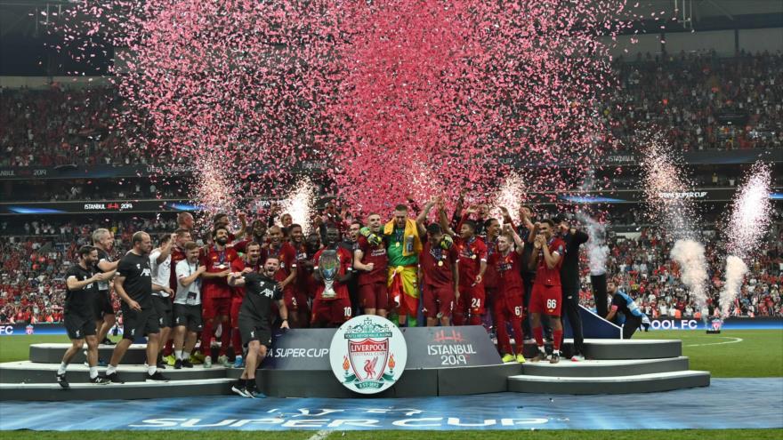 Jugadores de Liverpool festejan su campeonato en la final de la Supercopa de Europa ante Chelsea celebrada en Estambul, 14 de agosto de 2019. (Foto: AFP)