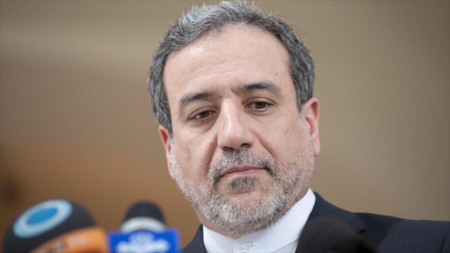 El vicecanciller de Irán para Asuntos Políticos, Seyed Abas Araqchi, habla con la prensa en Viena (capital austriaca), 28 de julio de 2019. (Foto: AFP)
