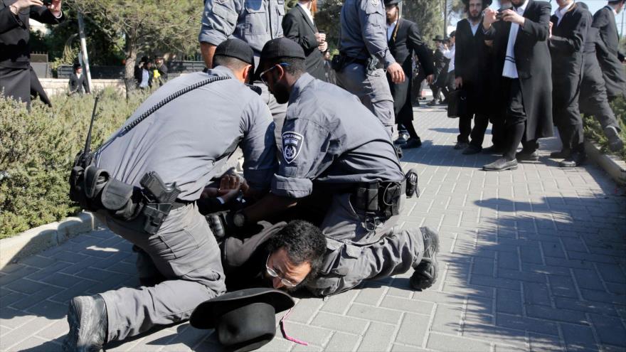 Fuerzas israelíes detienen a un judío ultraortodoxo que protestaba contra el ejército israelí, Al-Quds (Jerusalén), 13 de agosto de 2019. (Foto: AFP)