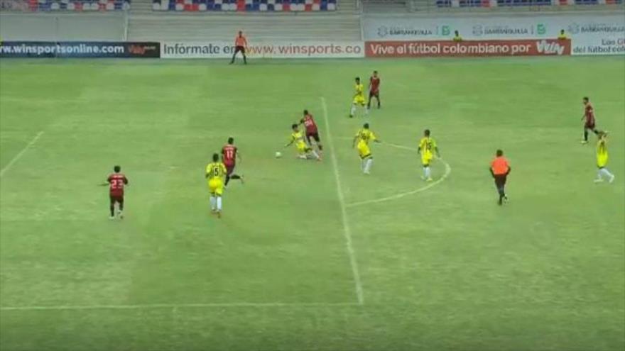 Video: Futbolista colombiano marca un increíble gol ‘maradoniano’ | HISPANTV