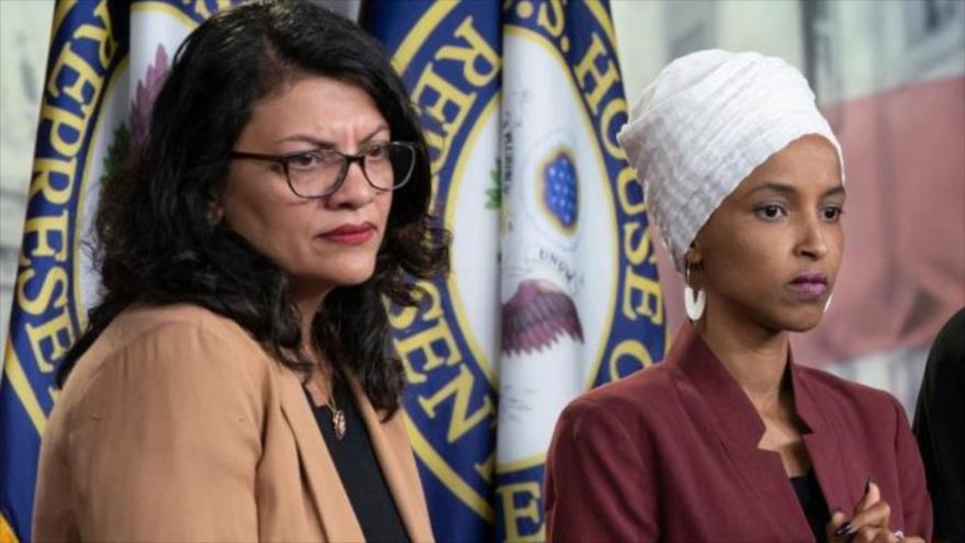 Las congresistas Ilhan Omar (dcha.) y Rashida Tlaib en una rueda de prensa celebrada en Washington, la capital de EE.UU., 15 de julio de 2019.