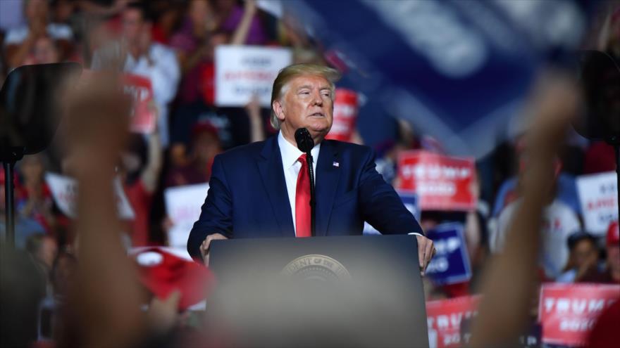 Trump se burla del peso de manifestante que interrumpe su discurso