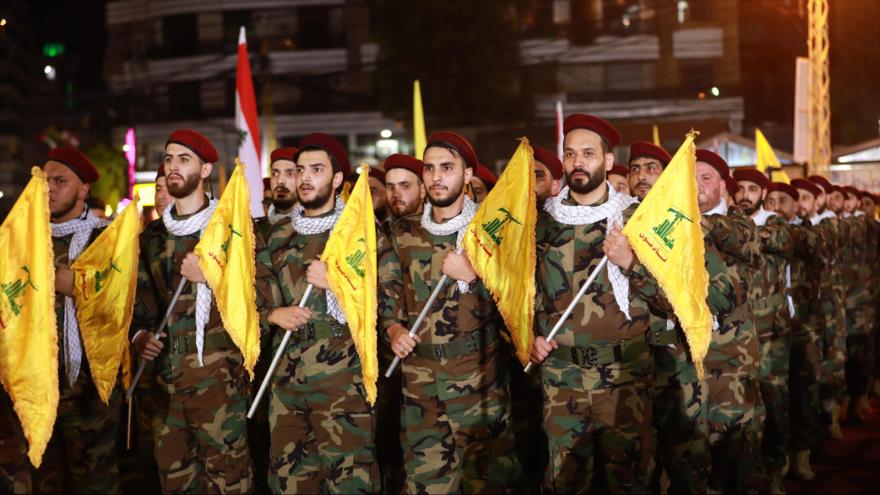Combatientes del Movimiento de Resistencia Islámica de El Líbano (Hezbolá), desfilan en Beirut (capital libanesa), 31 de mayo de 2019. (Foto: AFP)