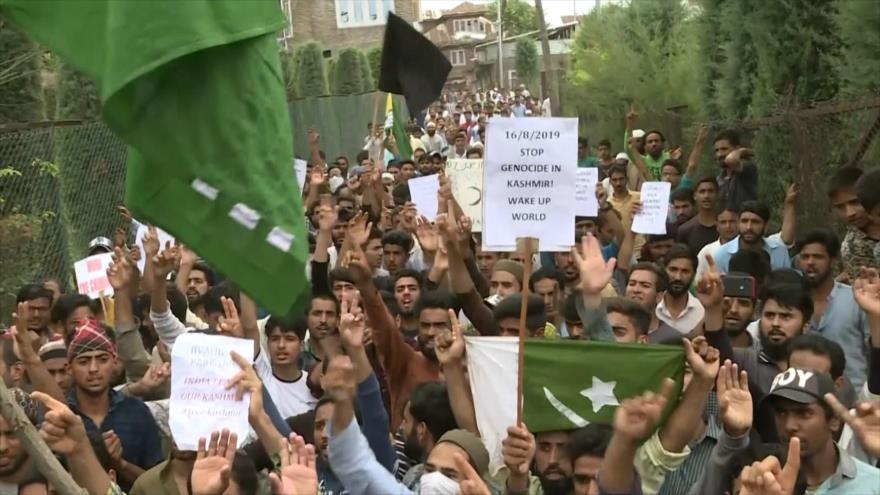 Policía de La India reprime a los manifestantes en Cachemira