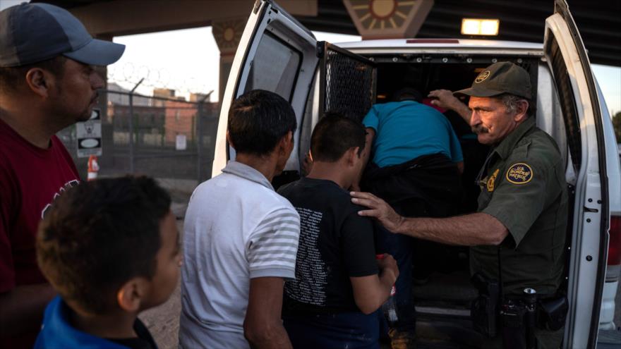 Trasladan a migrantes procedentes de Centroamérica a un centro de detención en El Paso, Texas (EE.UU.), 16 de mayo de 2019. (Foto: AFP)