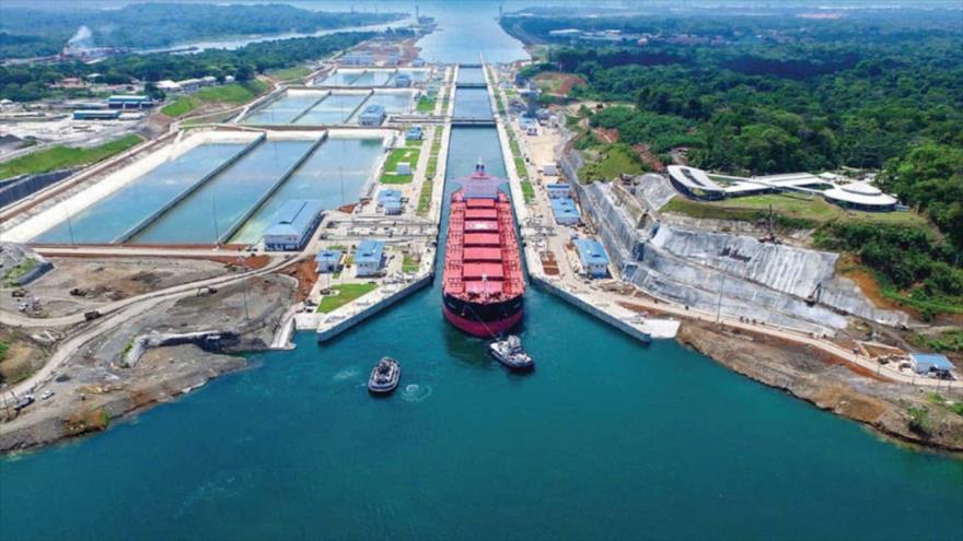 Un barco está cruzando el Canal de Panamá.