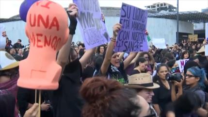 Mujeres en México protestan por violación de policías a adolescente