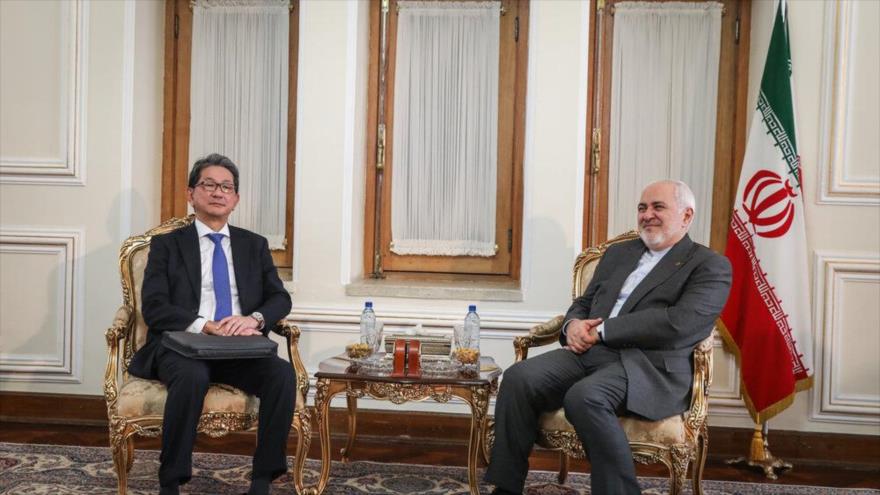 El vicecanciller de Japón, Takeo Mori, (izq.) y canciller iraní, Mohamad Yavad Zarif, en una reunión en Teherán, 17 de agosto de 2019. (Foto: Mehr News)