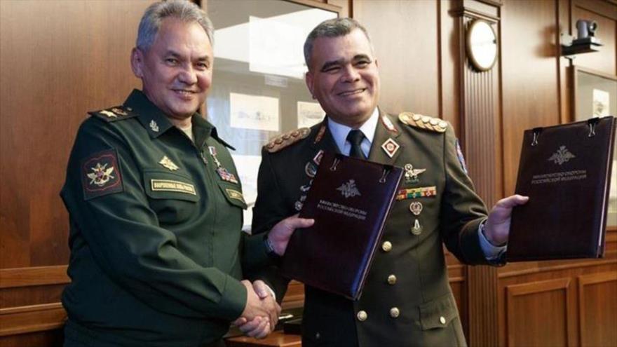 El ministro de Defensa de Venezuela, Vladimir Padrino López, y su par ruso, Serguéi Shoigu (izda.), en Rusia, 15 de agosto de 2019.