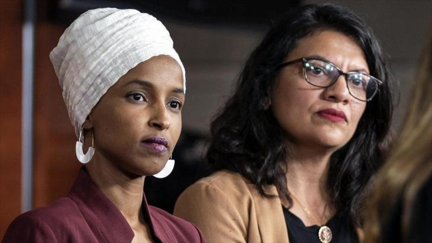 Congresistas musulmanes de EE.UU., Ilhan Omar (izda.) y Rashida Tlaib, en una conferencia de prensa celebrada en Washington, 15 de julio de 2019.