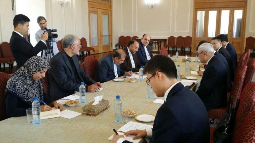 Delegaciones de Irán y China se reúnen en Teherán (capital persa) para abordar los desarrollos de Siria, 18 de agosto de 2019.