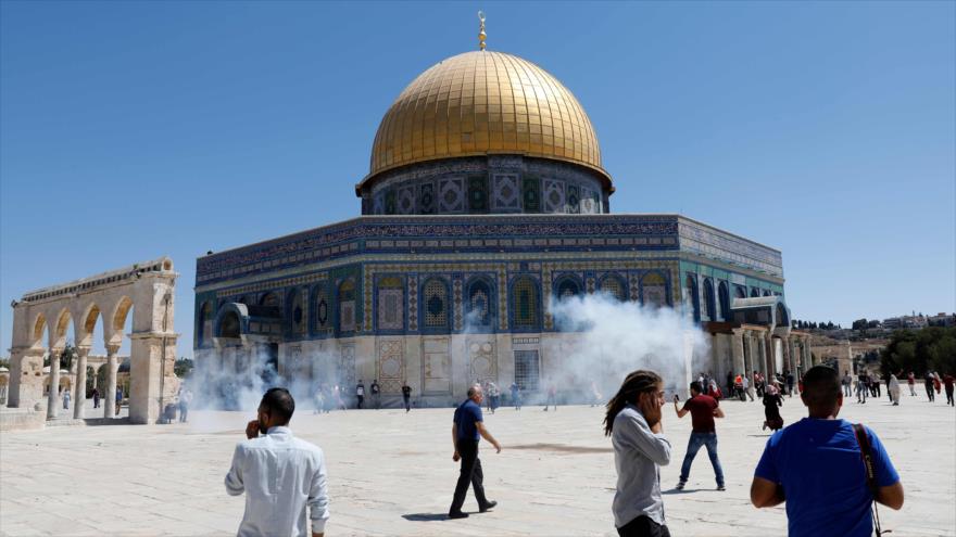 Los palestinos tratan de protegerse de las granadas lanzadas por los israelíes en la Mezquita Al-Aqsa, Jerusalén 11 de agosto de 2019. (Foto: AFP)