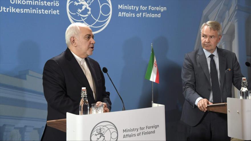 El canciller iraní, Mohamad Yavad Zarif (izda.), en una rueda de prensa con su homólogo finlandés, Pekka Haavisto, 19 de agosto de 2019. (Foto: AFP)