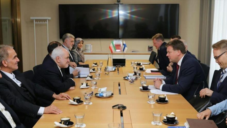 El canciller iraní, Mohamad Yavad Zarif (2.º izda.), se reúne con una delegación finlandesa en Helsinki, 19 de agosto de 2019.