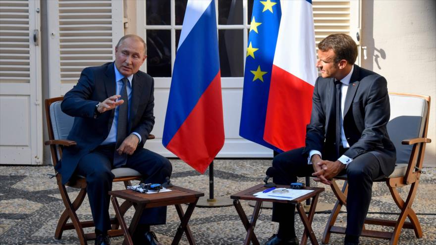 El presidente ruso, Vladimir Putin (izda.), en una rueda de prensa conjunta con su par francés, Emmanuel Macron, 19 de agosto de 2019. (Foto: AFP)