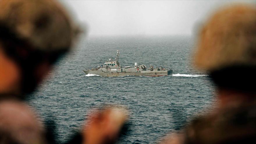 Los marineros estadounidenses vigilan las naves iraníes en el estrecho de Ormuz, 12 de agosto de 2019. (Foto: AFP)