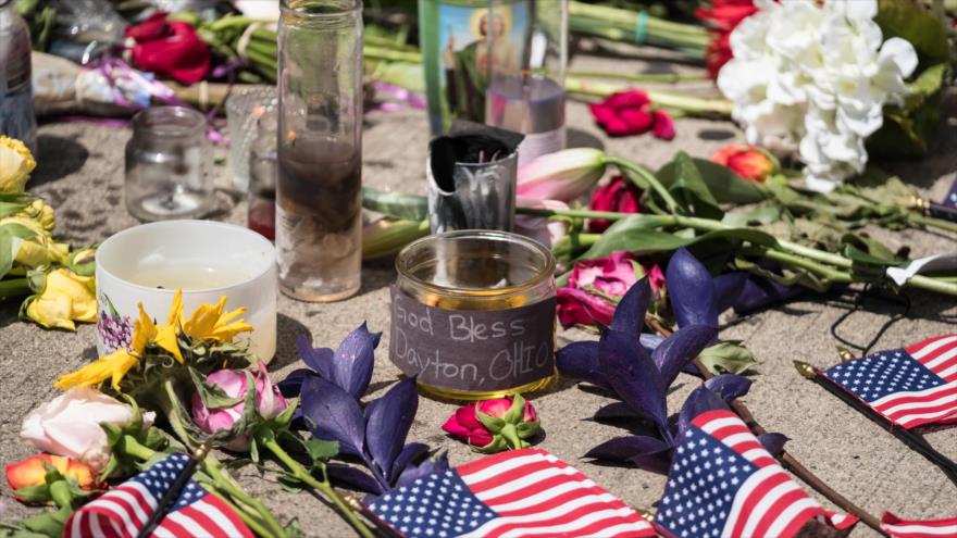 Velas y flores colocadas frente a un bar después un tiroteo masivo en Dayton, Ohio, 5 de agosto de 2019. (Foto: AFP)