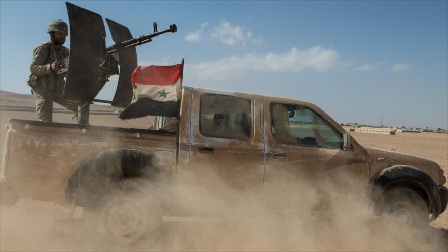 Vehículo armado con ametralladora pesada del Ejército sirio custodia una localidad en Hama.