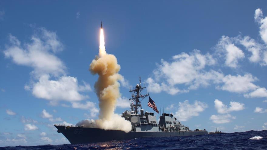 Un buque de la guerra de la Armada de Estados Unidos lanza misiles contra unos objetivos.