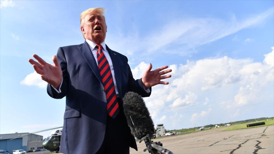 El presidente de EE.UU., Donald Trump, habla ante periodistas en u aeropuerto en Nueva Jersey, 18 de agosto de 2019. (Foto: AFP)
