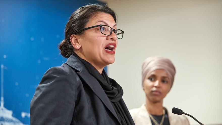 Las congresistas musulmanas de EEUU, Rashida Tlaib y Ilhan Omar, respectivamente, en una reunión en Minnesota, 19 de agosto de 2019. (Foto: AFP)