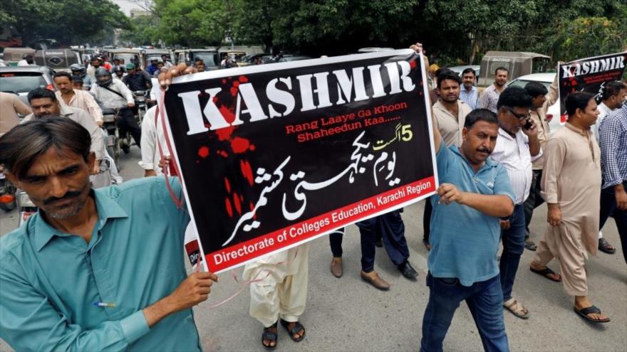 Se manifiestan contra decisión de La India de revocar la autonomía de Cachemira, Karachi, Paquistán, 5 de agosto de 2019. (Foto: Reuters)
