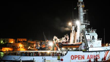 Desembarcan en Lampedusa los migrantes abordo del barco Open Arms