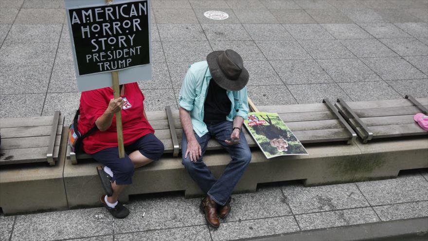 Manifestantes sentados durante un mitin contra las deportaciones de migrantes, ciudad estadounidense de Chicago, 13 de julio de 2019. (Foto: AFP)