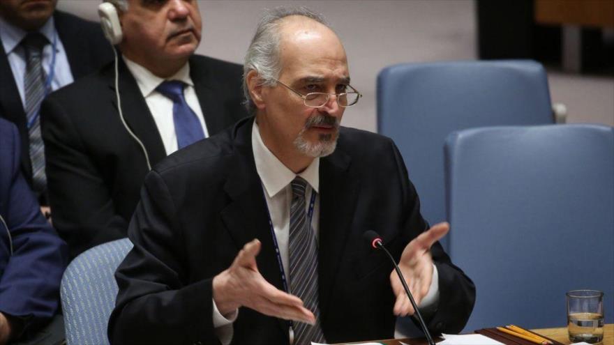 El embajador de Siria ante la Organización de las Naciones Unidas (ONU), Bashar Al-Yafari, habla en una sesión del Consejo de Seguridad. 