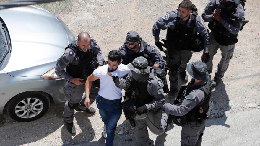 Fuerzas israelíes arrestan a un joven palestino en Al-Quds (Jerusalén), 21 de agosto de 2019. (Foto: AFP)