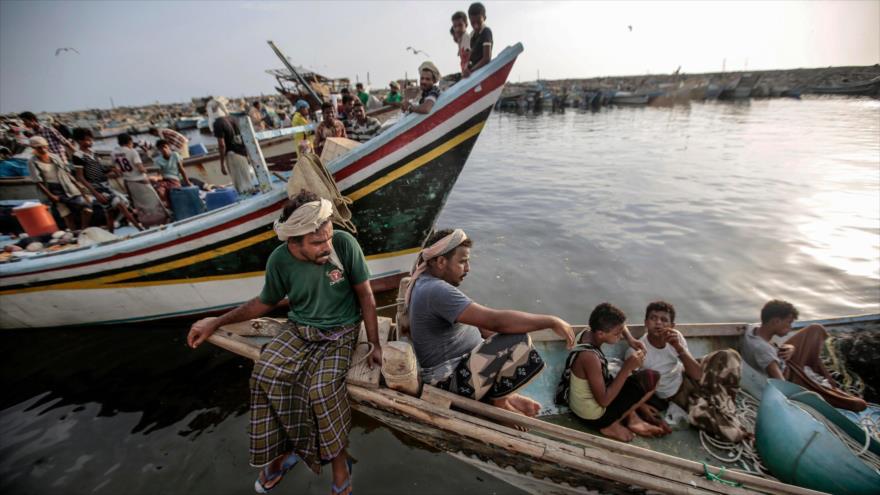 Pescadores descansan en sus barcos en la ciudad portuaria de Al-Hudayda, oeste de Yemen, septiembre de 2018. (Foto: AP)