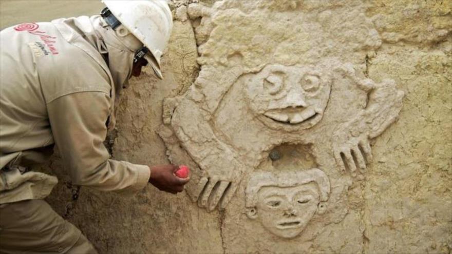 El antiguo mural con un ‘sapo humanizado’ de 3800 años hallado en Perú.