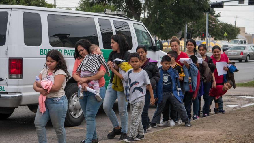 Un grupo de migrantes centroamericanos llegan a un centro de detención en Texas (EE.UU.), 12 de junio de 2019. (Foto: AFP)