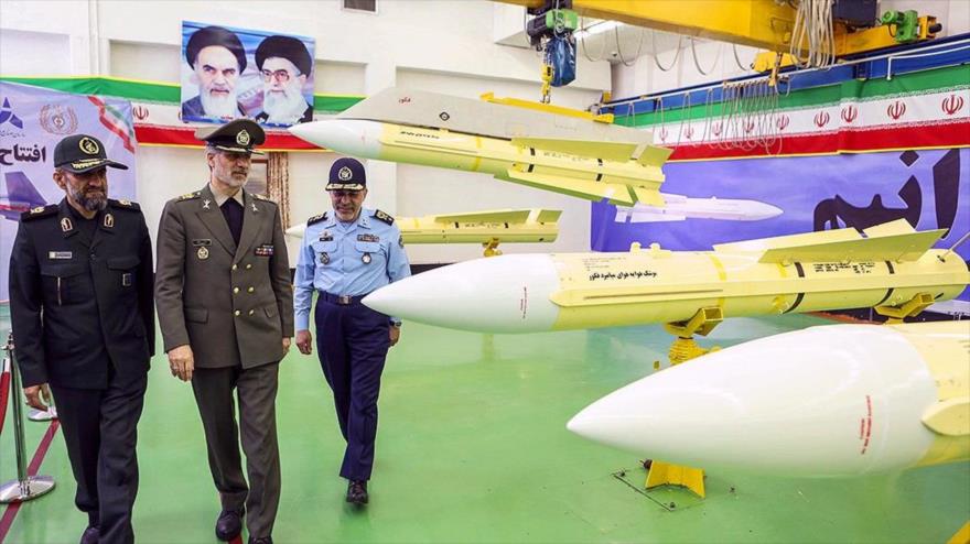 El ministro de Defensa iraní, el general de brigada Amir Hatami (centro), visita en una exposición de misiles en Teherán, la capital persa.