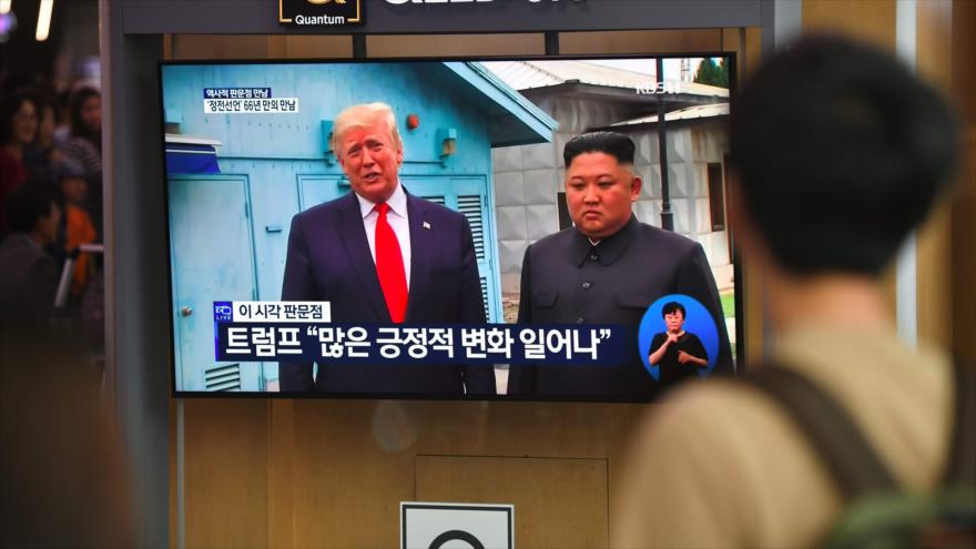 Pantalla de televisión en una estación de tren en Seúl muestra al líder norcoreano, Kim Jong-un, y al presidente de EE.UU., Donald Trump, 30 de junio de 2019.