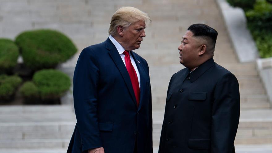 El líder norcoreano, Kim Jong-un (dcha.), y el presidente de EE.UU., Donald Trump, en la línea divisoria entre Corea del Norte y del Sur, 30 de junio de 2019. (Foto: AFP)
