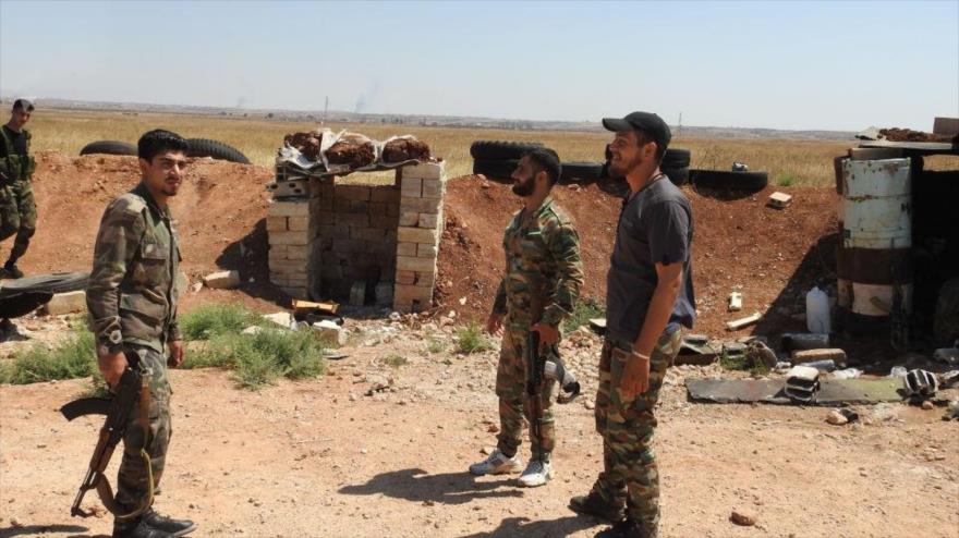 Soldados sirios se colocan en posiciones en Hama.