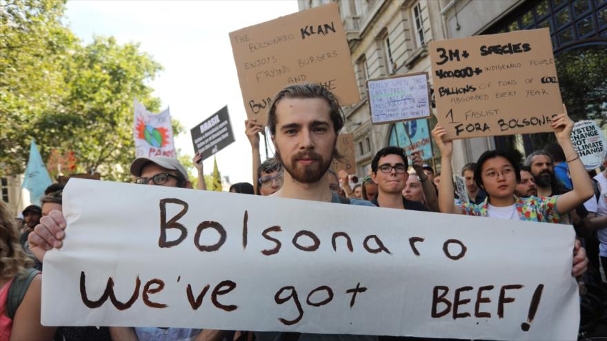 ‘Fuera Bolsonaro’, gritan indignados por la Amazonía en Londres