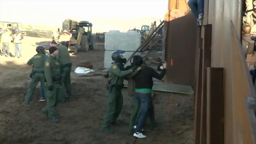 Centenares de migrantes cruzan diariamente la frontera hacia EEUU