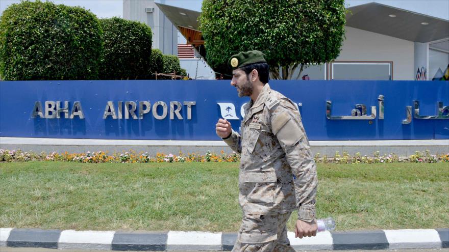 Un militar saudí camina frente al aeropuerto internacional de Abha, atacado en varias ocasiones por fuerzas yemeníes, 13 de junio de 2019. (Foto: AFP)
