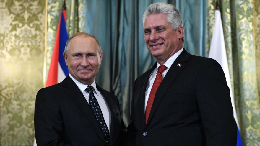 El presidente cubano, Miguel Díaz-Canel (dcha.) junto a su par ruso, Vladimir Putin, en una reunión en Moscú, 2 de noviembre de 2018. (Foto: AFP)
