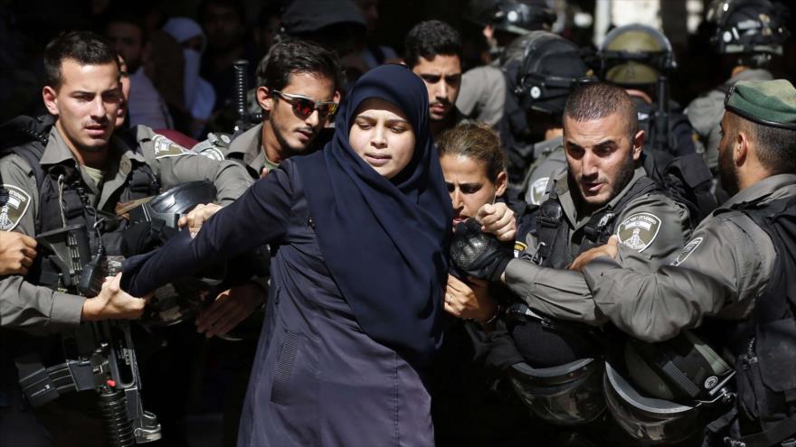 Fuerzas israelíes detienen a una mujer palestina en Al-Quds (Jerusalén).