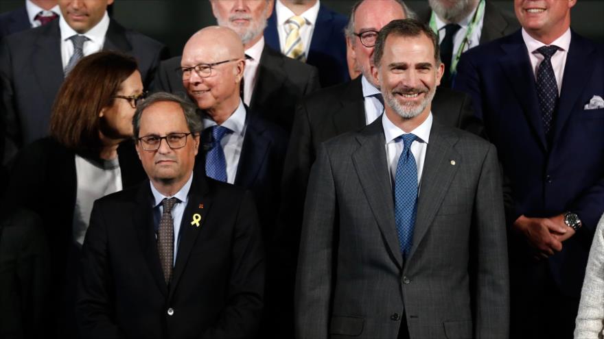 El presidente catalán, Quim Torra (izda.) junto al rey de España, Felipe VI, en una ceremonia en Barcelona, 10 de mayo de 2019. (Foto: AFP)