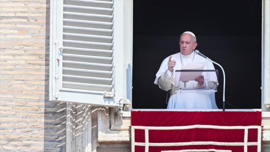 El Papa Francisco habla desde la ventana del palacio apostólico en Vaticano, 25 de agosto de 2019. (Foto: AFP)
